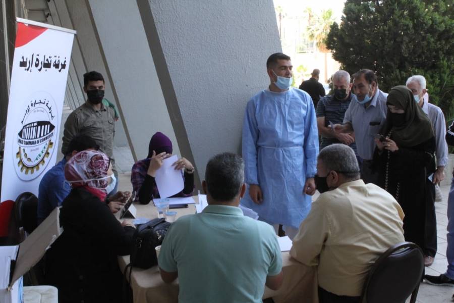 اربد.. اقبال لافت على حملة تطعيم كورونا للقطاعين التجاري والصناعي