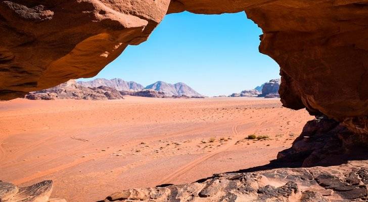 الآثار العامة تتسلم مقتنيات أثرية عثر عليها في وادي رم