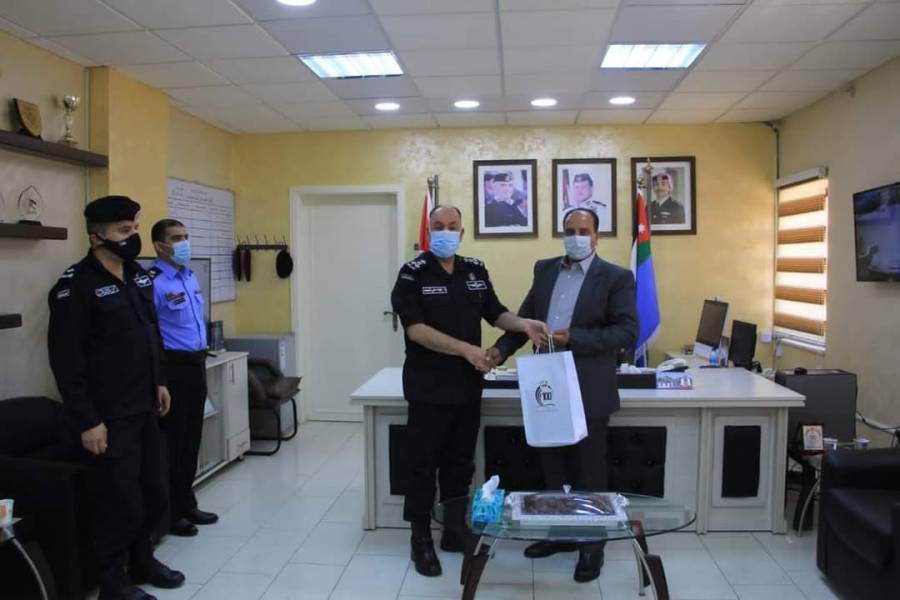 قائد أمن إقليم الجنوب يكرم العقيد المتقاعد محمد الحمايدة