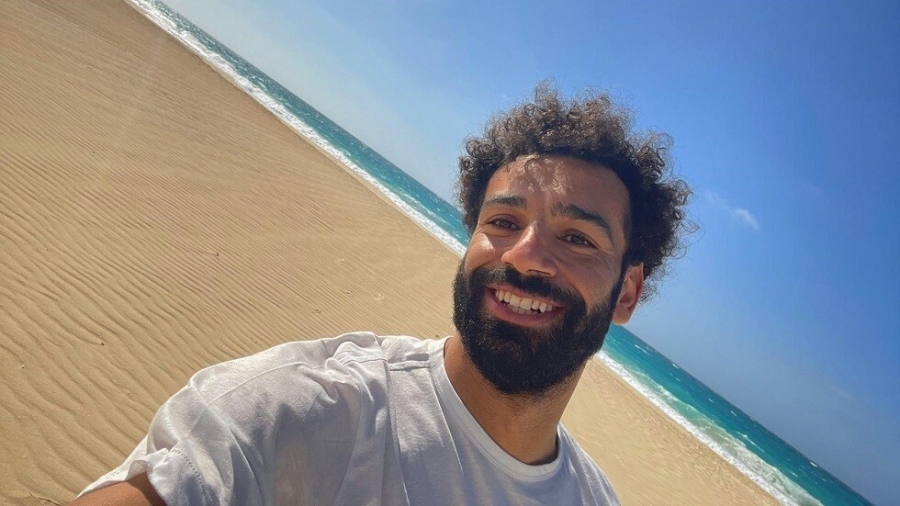 شاهد.. ظهور محمد صلاح مع إعلامية رياضية على الشاطئ