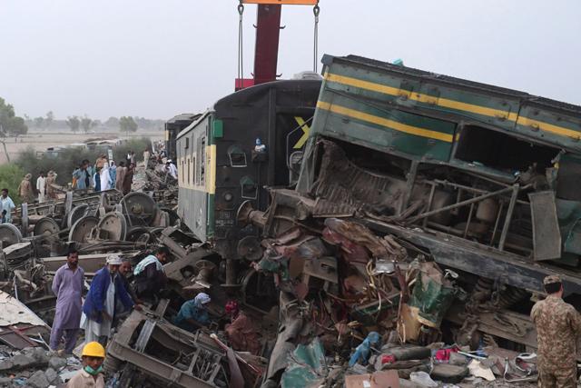 Pakistan express trains collision kills at least 43