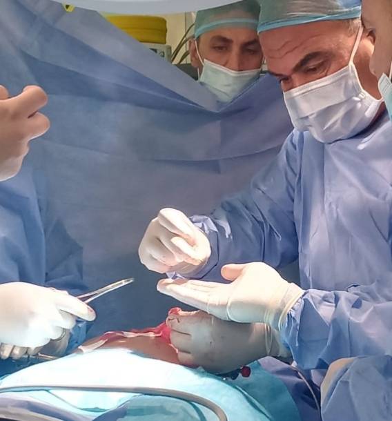 مستشفى البادية الشمالية يجري عملية جراحية نوعية.