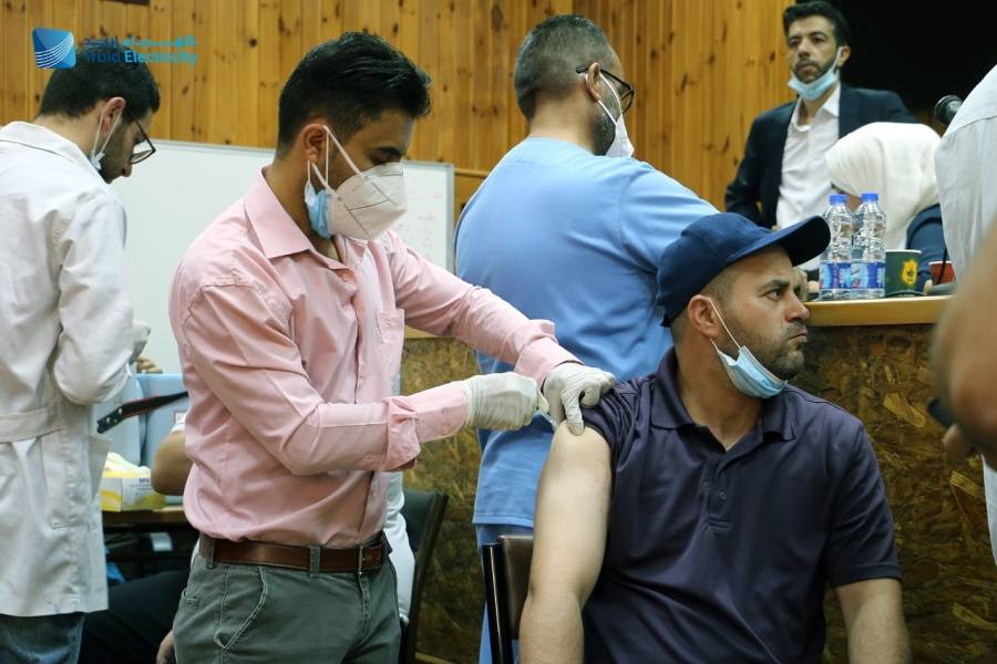  كهرباء اربد  تنظم حملة تطعيم لقاح فيروس كورونا لموظفيها