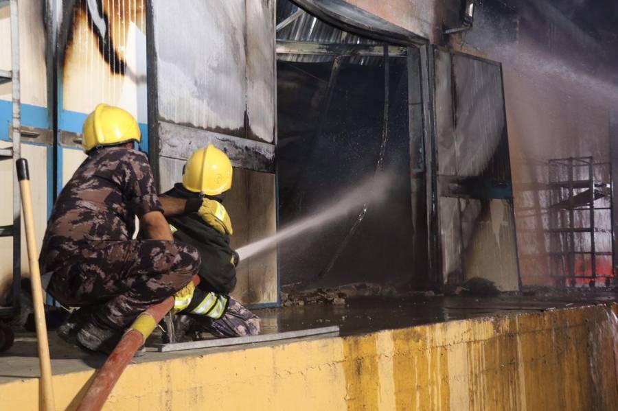 الدفاع المدني يخمد حريق مستودع في الزميلة... صور