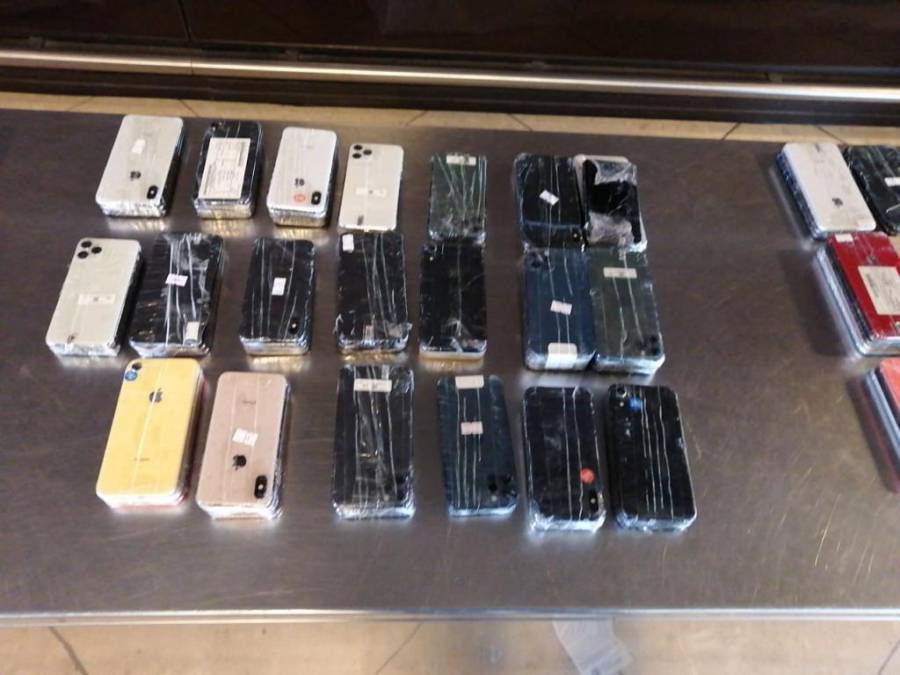 الجمارك الأردنية تحبط تهريب اجهزة خلوية في جمرك مطار الركاب.. صور