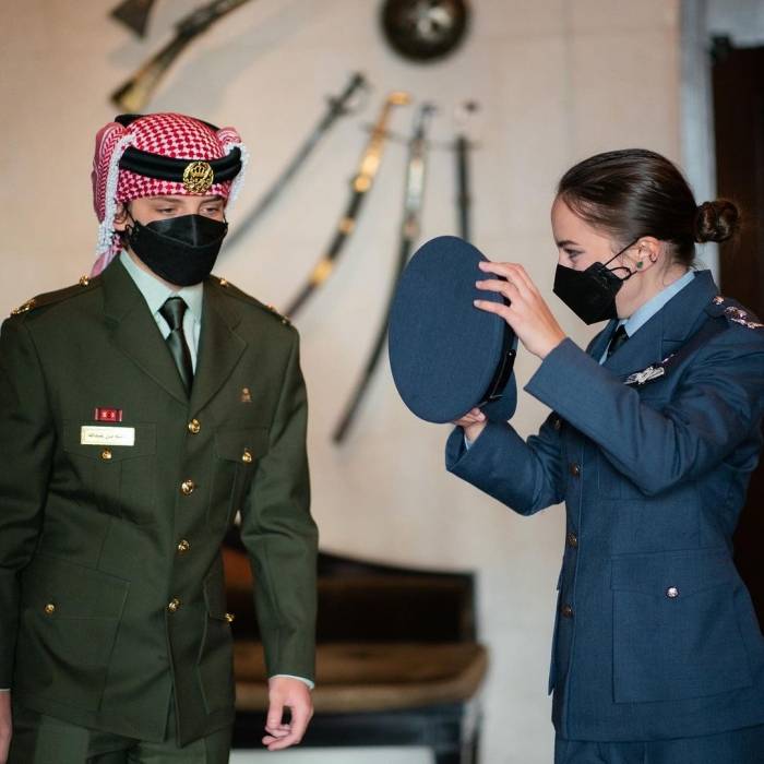 الملكة رانيا تنشر صورة للأمير هاشم والأميرة سلمى