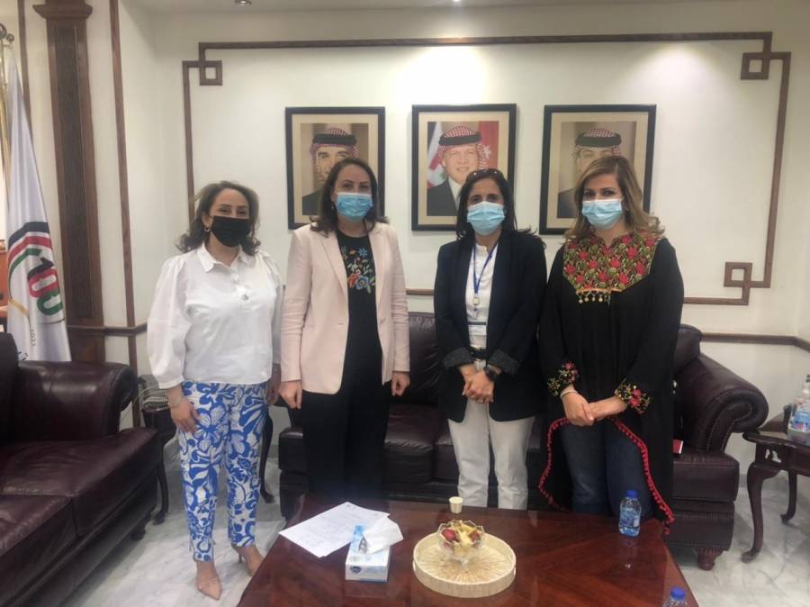 وزيرة الصناعة والتجارة تلتقي بممثلي حملة فتح قطاع رياض الأطفال