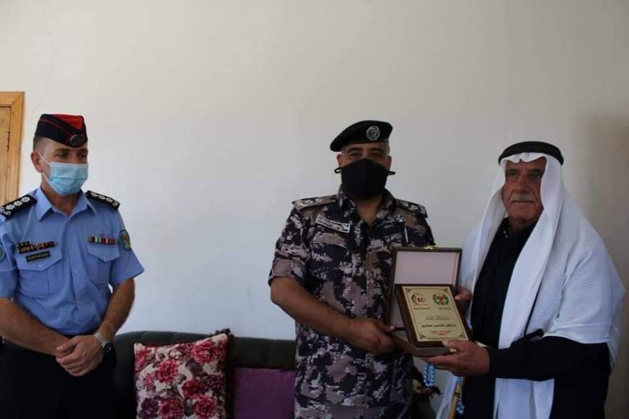 مدير دفاع مدني البلقاء يكرم المناصير