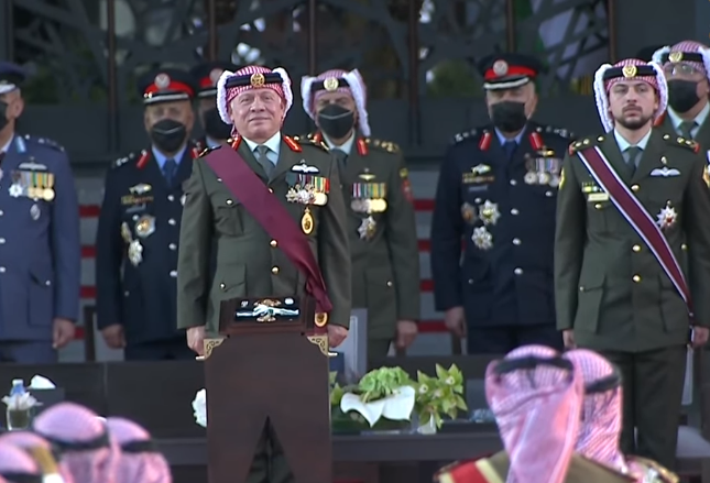 بالفيديو .. موقف طريف بين الملك ومدير المخابرات الأسبق بعد نسيانه تأدية التحية العسكرية