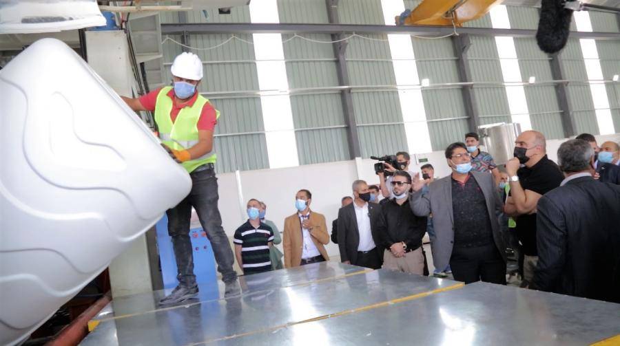 الخصاونة يزور مصنعاً للبلاستيك في المفرق