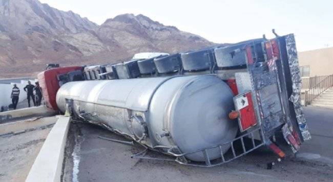 ماراثون قاتل على طريق معان العقبة.. مركبات بين عجلات الشاحنات