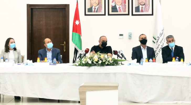 الخصاونة يطالب بتكاتف القطاعين العام والخاص لحل مشكلة البطالة في الأردن