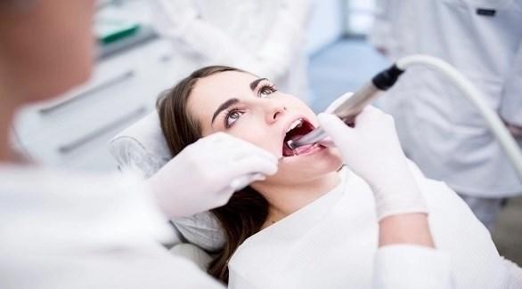 طبيبة أسنان تكشف حيلة لاكتشاف الحمل من الفم