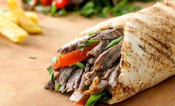 اشتباه بتسمم 4 أشخاص تناولوا الشاورما بالبقعة