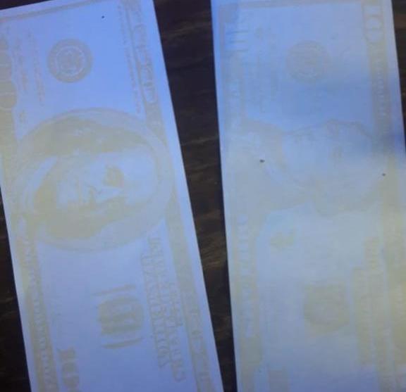 إلقاء القبض على شخص من جنسية أجنبية حاول الاحتيال على عدد من المواطنين بأسلوب الدولار الأسود