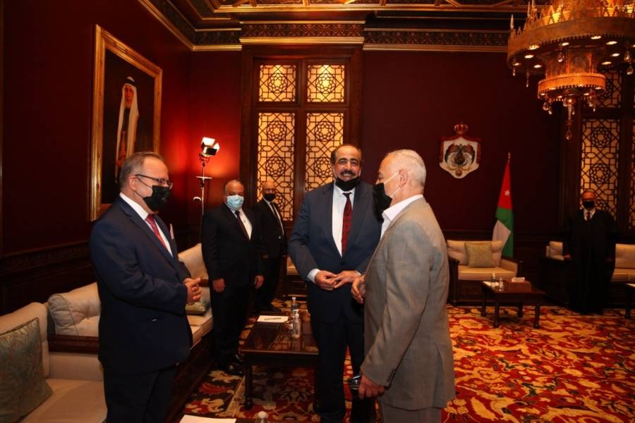 العيسوي يتلقى أعضاء الصالون السياسي للمئوية... صور