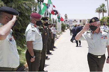 الملك يرعى حفل تخريج دورة الدفاع الوطني 18