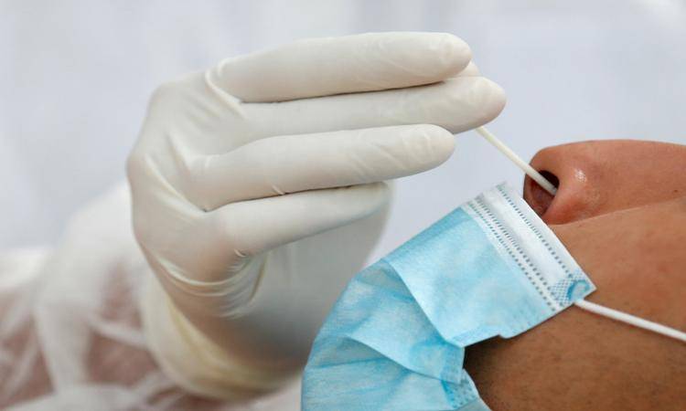 مسحة أنفية كل أسبوعين لموظفي القطاع العام باستثناء من تلقى جرعتي المطعوم