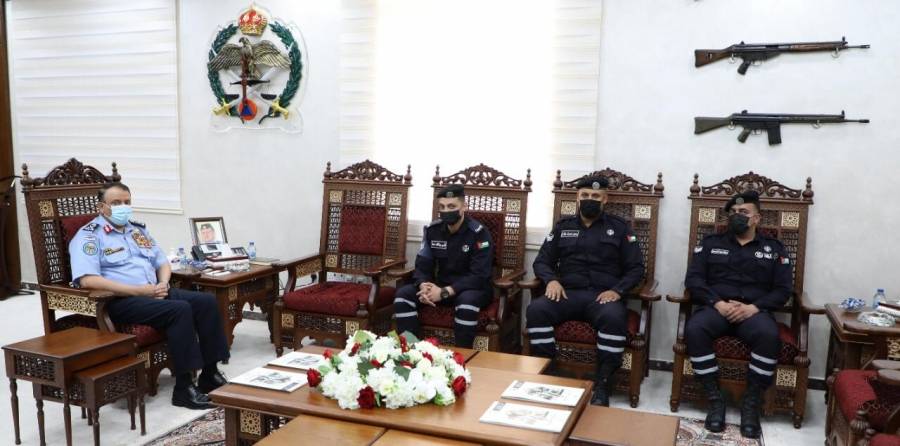 مدير الامن العام يكرم طاقم دورية نجدة لحسهم الأمني... صور