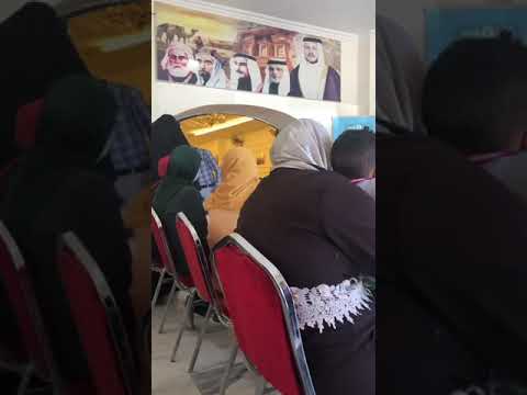 ازدحام في مركز تطعيم لعدم توفر اللقاحات! (فيديو)