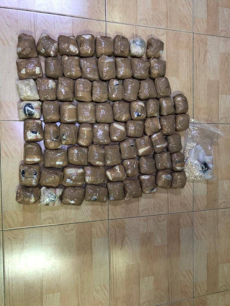 ضبط تاجر ومروج للمخدرات بحوزته اربعة اسلحة نارية و 6000 حبة مخدرة..صور