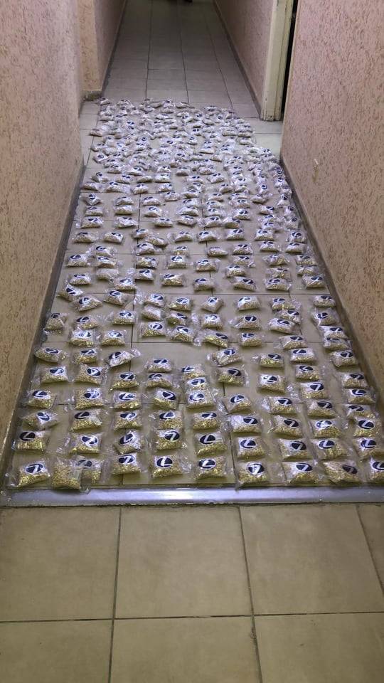 ضبط 300 الف حبة مخدرة اخفيت داخل مركبة شحن لتهريبها الى الخارج