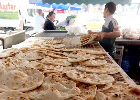 مخبز على الرصيف في وسط البلد