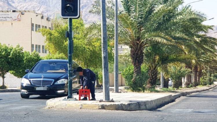 العقبة: تفاقم تسول الأطفال ” المغلف بالعمل” على الإشارات الضوئية