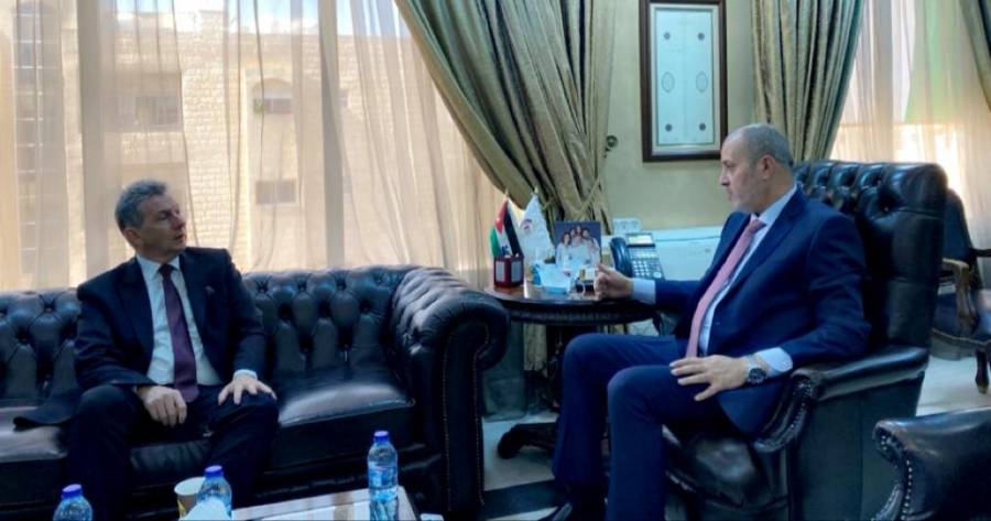 وزير العمل يلتقي السفير الأسترالي