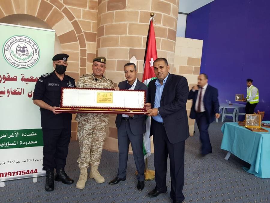 جمعية صقور الاردن التعاونيه تكرم القيادات العسكرية والامنية في العقبه... صور
