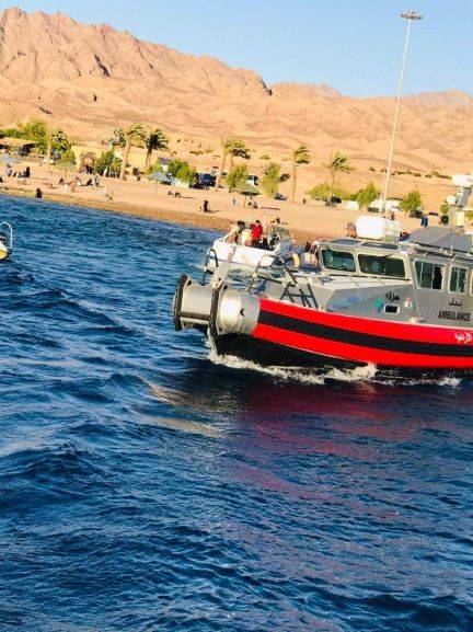 القوة البحرية والزوارق الملكية تنقذ مواطنين تعرض زورقهم لعطل فني في العقبة