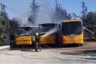 حريق يأتي على ٣ حافلات  لأحد الكليات الجامعية في اربد