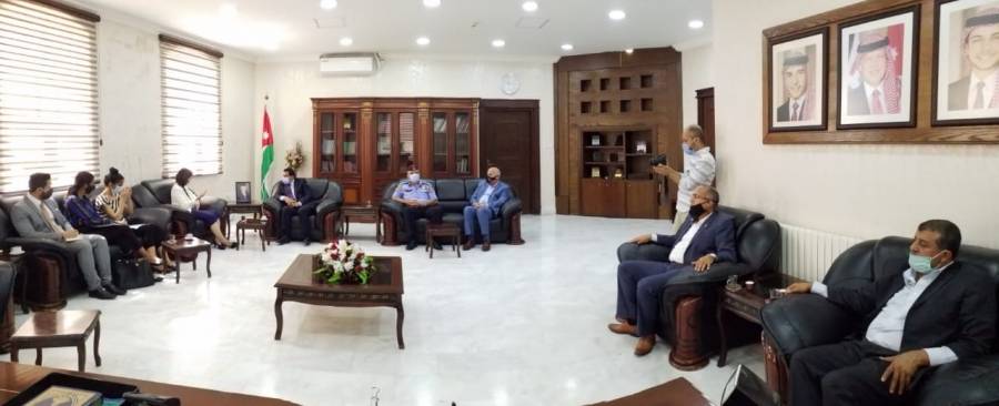 السفيرة البريطانية تلتقي محافظ البلقاء وتزور مشاريع ممولة من قبل المملكة المتحدة لدعم الشباب..صور