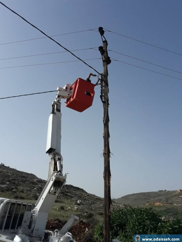 تركيب أعمدة إنارة بالوسط التجاري بجرش غدا