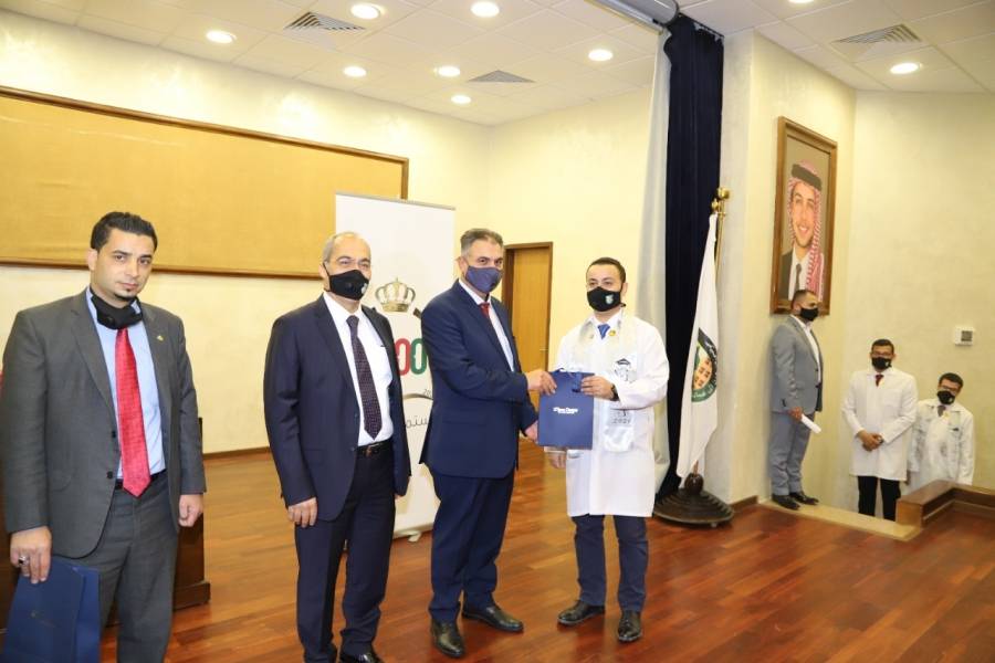 خلال رعايته لحفل اداء القسم لخريجي الفوج الاول من طلبة كلية الطب فوج المئوية