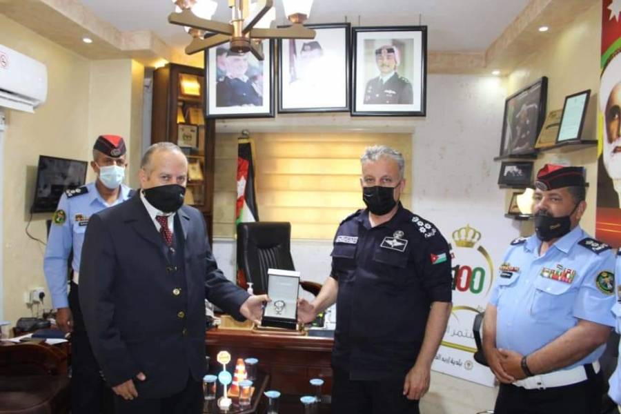 العميد الصعوب يكرم عدد من الضباط المتقاعدين...صور