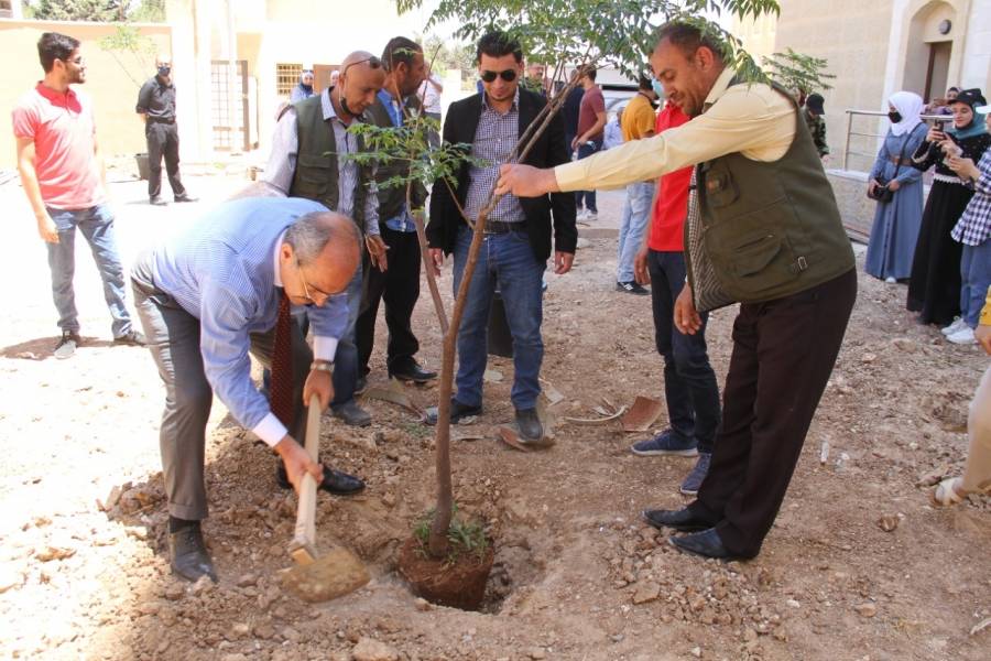 كلية الطب في البلقاء التطبيقية تدشن مشروع  الحديقة المئوية  في مستشفى السلط الجديد