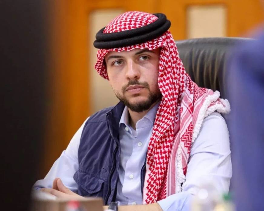 ولي العهد يتفقد أحد مراكز التطعيم في العقبة