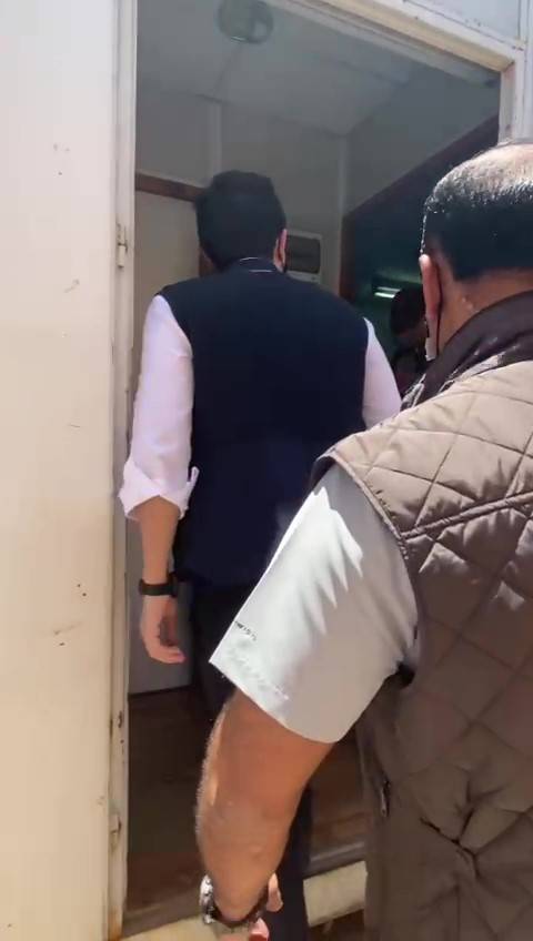 موظف الأمن للأمير الحسين ومرافقيه: هوياتكم شباب