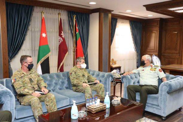 رئيس هيئة الأركان المشتركة يستقبل وفداً عسكرياً أسترالياً..صور