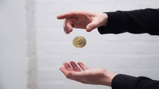 بتكوين تهبط 7.4 وتصل إلى 32094 دولارا