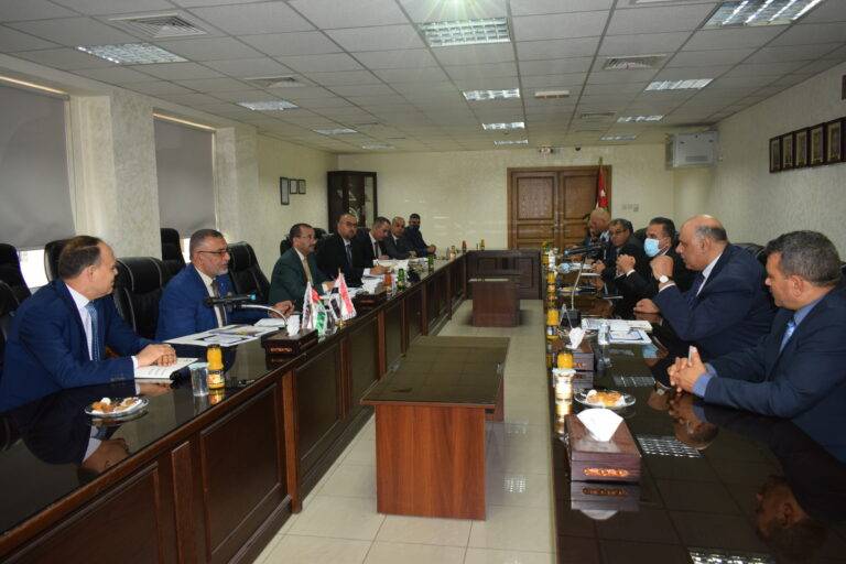 وفد عراقي يزور “الخدمة المدنية” ويطلع على تجربته