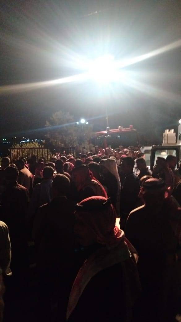 الدفاع المدني يقدم خدمة الاضاءة   الليلية لدفن متوفى في محافظة المفرق.. صور