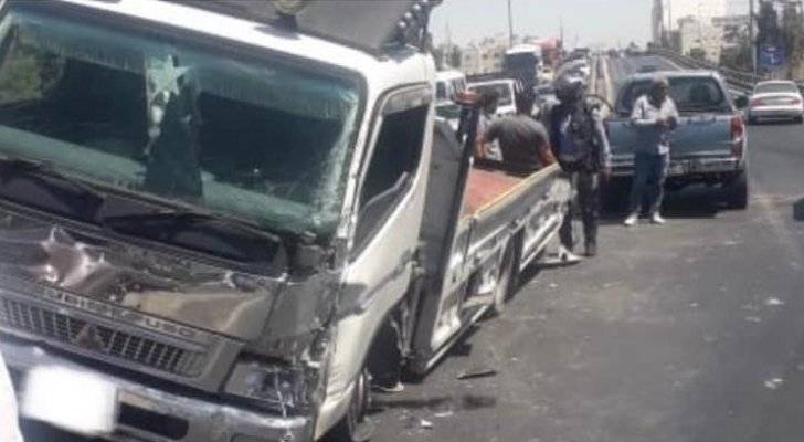 تصادم 3 مركبات في الدوار الثامن  صور