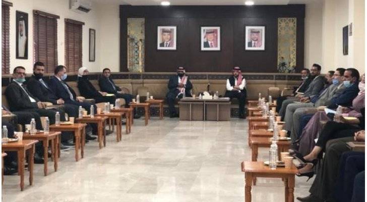 ولي العهد يفاجئ أكاديميين بحضوره اجتماعاً مع مستشار الملك لشؤون العشائر