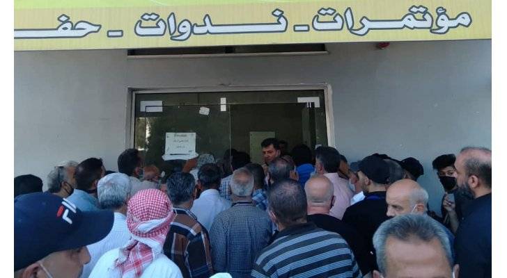 انقطاع الانترنت عن مراكز التطعيم في اربد وازدحامات غير مسبوقة بسبب فايزر والتوجيهي .. صور