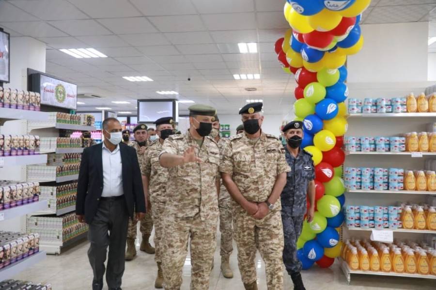الحنيطي  يفتتح سوقاً جديداً للمؤسسة الاستهلاكية العسكرية في منطقة المقابلين..صور