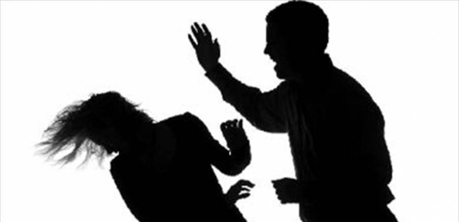 السجن والغرامة لزوج ضرب زوجته كفين وجرها من شعرها