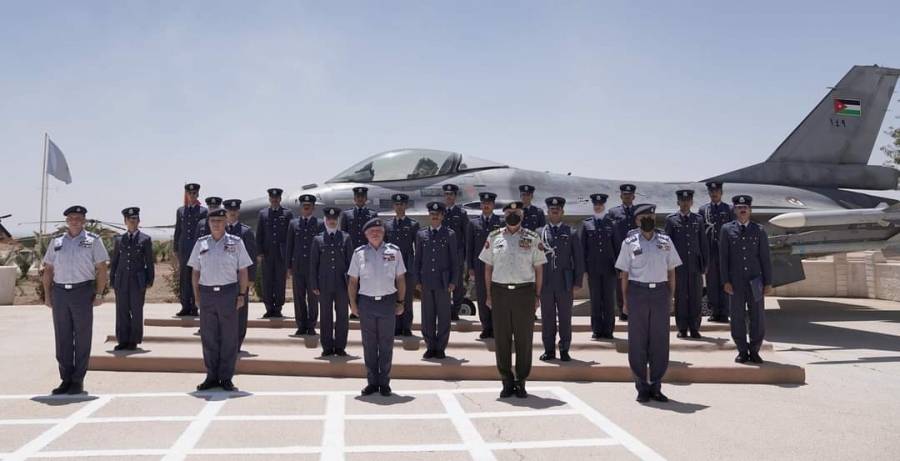 الملك يرعى حفل تخريج دورة مرشحي الطيران 50... صور