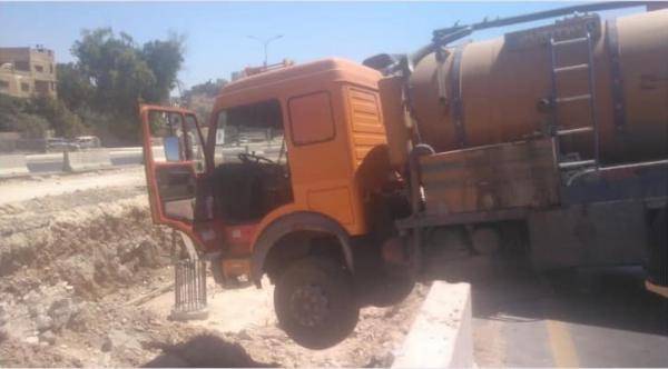 تدهور صهريج نضح في عمان يعطل حركة السير..صور